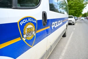 Traktorom udario u automobil u koloni, ozlijeđene dvije osobe