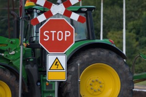 Teška nesreća na pružnom prelazu: Traktoristu usmrtio putnički voz