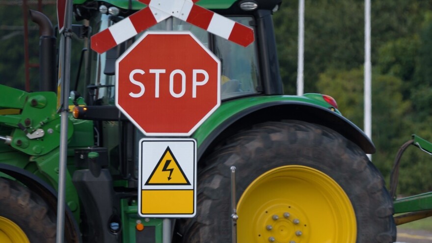 Teška nesreća na pružnom prelazu: Traktoristu usmrtio putnički voz