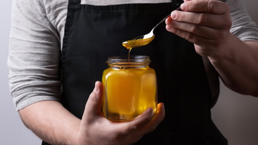 Med od bršljana rešava grlobolju i kašalj?