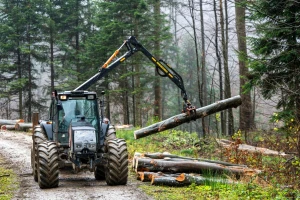 Pri izvlačenju stabala teško ozlijeđen 44-godišnji traktorist