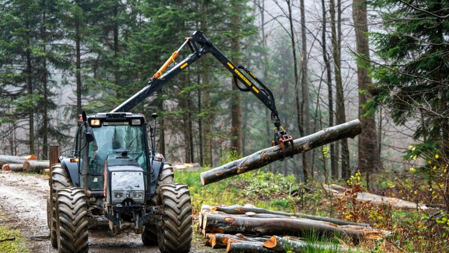 Pri izvlačenju stabala teško ozlijeđen 44-godišnji traktorist