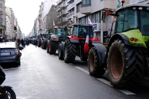 Traktorima blokirali centar Pariza, evropski poljoprivrednici najavili i veliki protest u Strazburu
