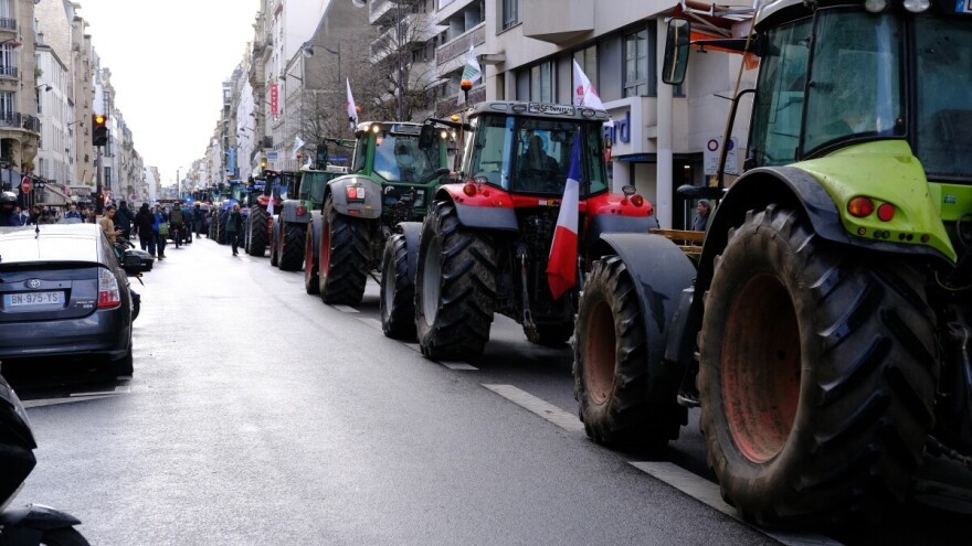 Traktorima blokirali centar Pariza, europski poljoprivrednici najavili i veliki prosvjed u Strasbourgu