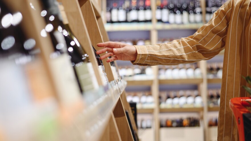 Zabranjen promet više od 12.400 litara vina, rakije i piva od početka godine