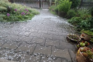 Snažan grad pogodio okolinu Gornjeg Milanovca i Obrenovca. Danas na snazi upozorenje za nepogode