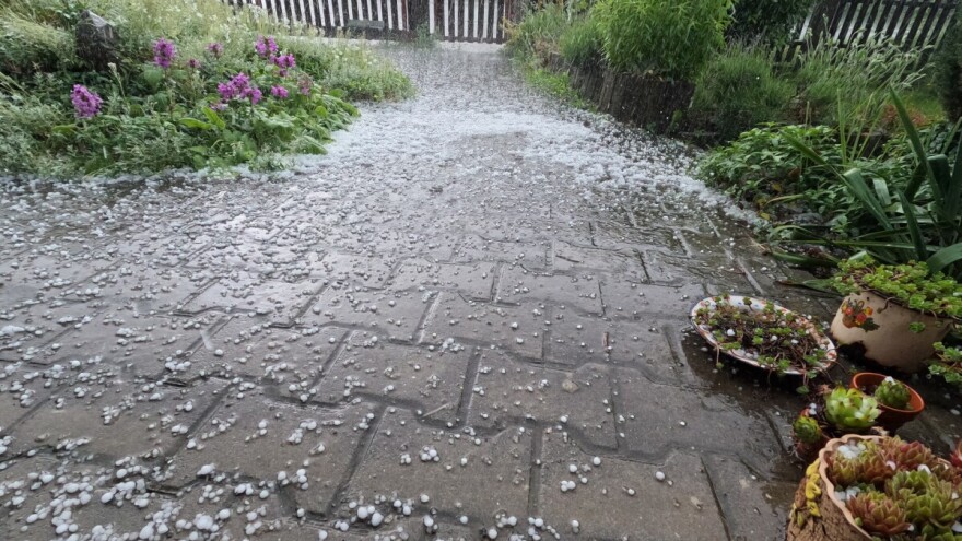 Snažan grad pogodio okolinu Gornjeg Milanovca i Obrenovca. Danas na snazi upozorenje za nepogode