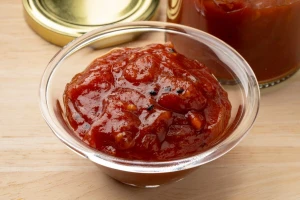 Paradajz, jabuke i grožđice odlično se slažu u kiselo slatkom chutney umaku - evo recepta