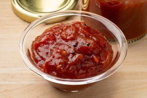 Rajčice, jabuke i grožđice odlično se slažu u kiselo slatkom chutney umaku - evo recepta
