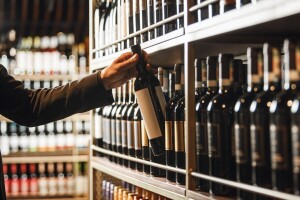 EU još nije osigurala izuzeće od američkih carina na vino i žestoka pića