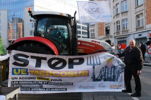 Protest protiv Mercosura: Francuski farmeri pale gume, prolijevaju vino, bacaju stajnjak