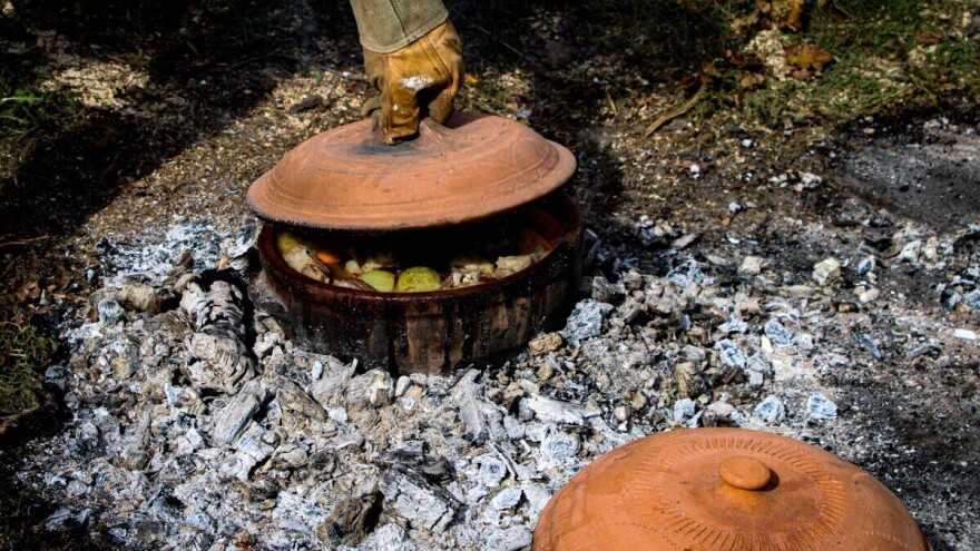 Najukusnija tradicionalna hrana? Zna se, spremljena je u glinenom posuđu