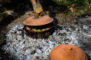 Najukusnija tradicionalna hrana? Zna se, spremljena je u zemljanom posuđu