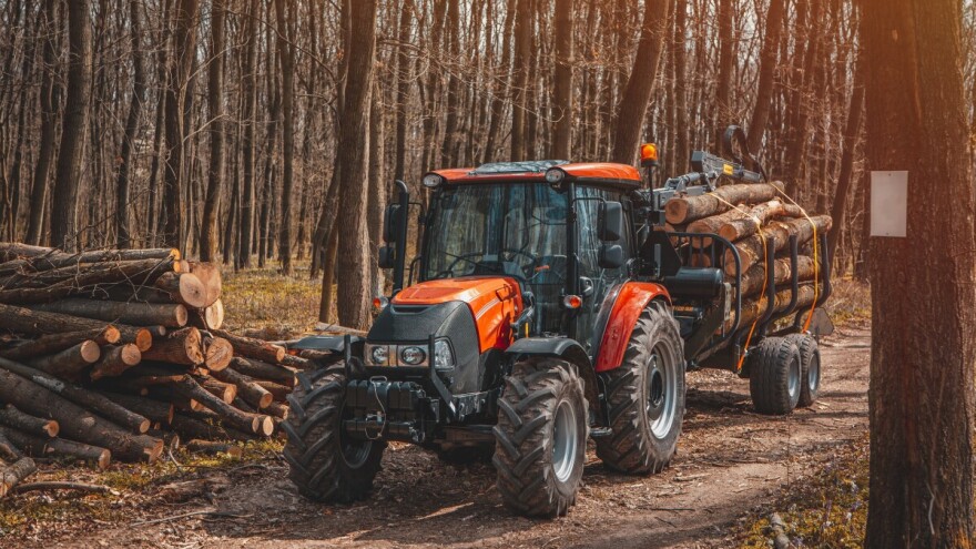 Bez vozačke dozvole s neregistriranim traktorom ilegalno prevozio drva