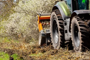 Traktorom sletio s ceste, udario u zid pa u parkirani automobil - uhićen je