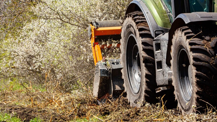 Traktorom sletio s ceste, udario u zid pa u parkirani automobil - uhićen je