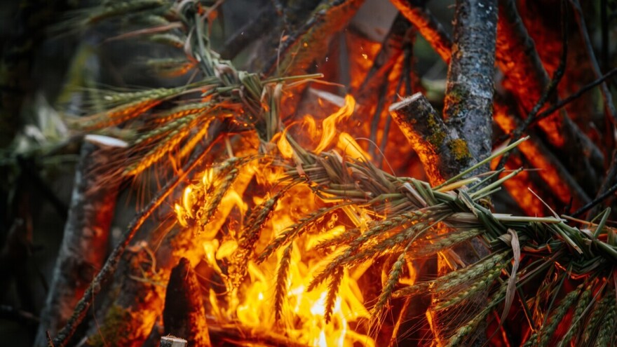 Zašto se kaže: "U jednoj ruci slama, a u drugoj vatra"?