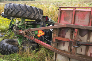 Prevrnuo se traktor, vozač završio u bolnici