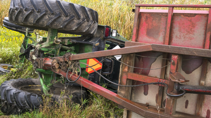 Prevrnuo se traktor, vozač završio u bolnici
