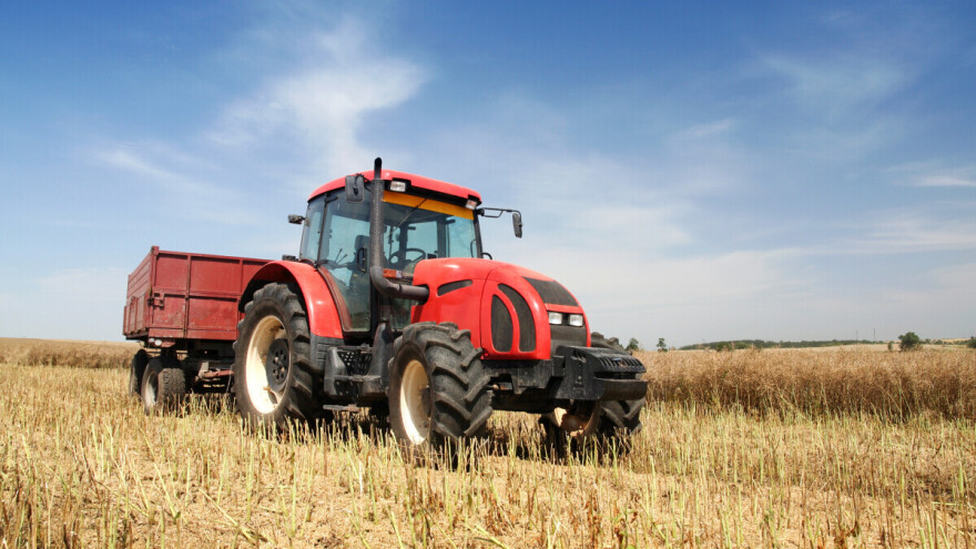 Traktor se prevrnuo u krivini, vozač skinuo registarske tablice i pobegao