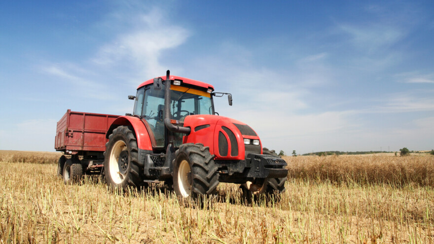 Traktor se prevrnuo u zavoju, vozač skinuo registarske pločice i pobjegao