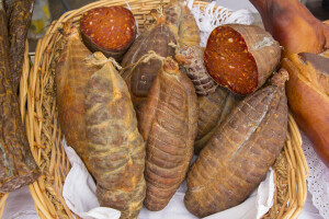Baranjski kulen za razliku od slavonskog sadrži papar?