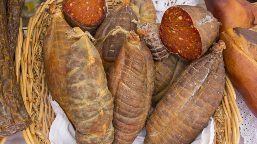 Baranjski kulen za razliku od slavonskog sadrži papar?