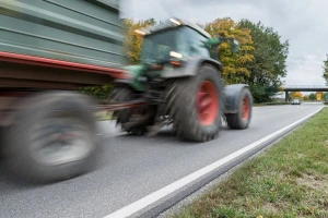 Pijani traktorist naletio na pješakinju - privremeno mu oduzet traktor