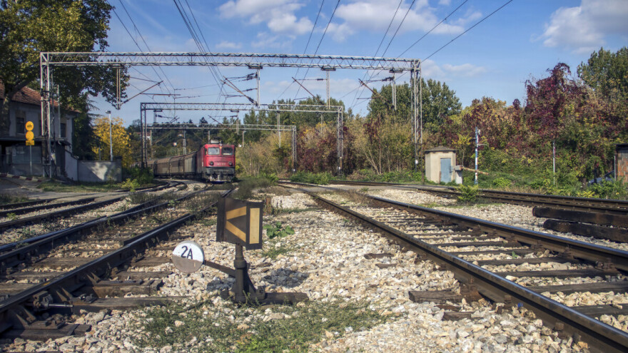 Sudar traktora i teretnog voza, jedna osoba poginula
