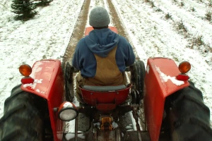 Iskorištavao sina sedam godina: Maloljetnik (13) vozio traktor, auto i kamion