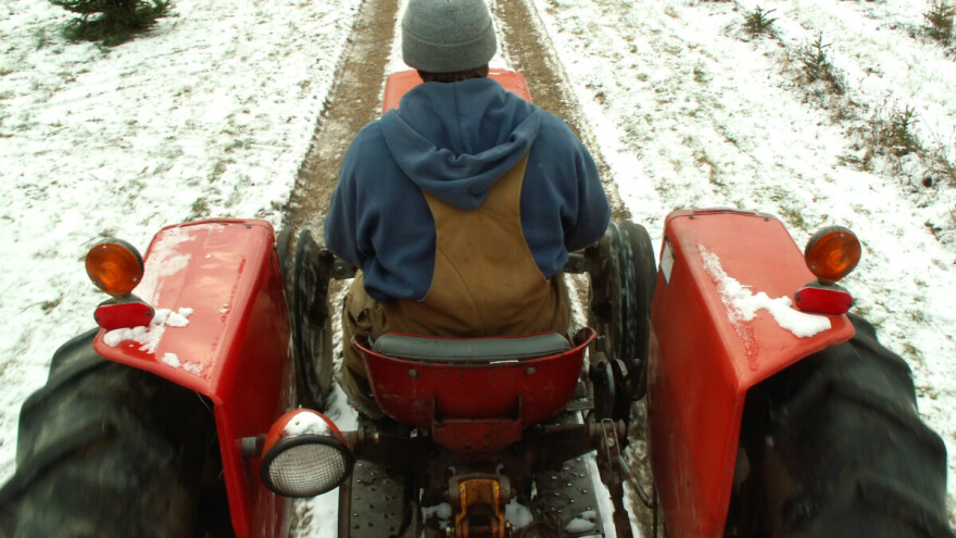Iskorištavao sina sedam godina: Maloljetnik (13) vozio traktor, auto i kamion