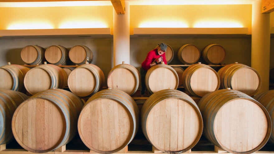 Kada pretakati vino opcijom "bačva-bačva", a kada birati otvoreni pretok?