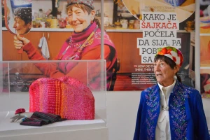 Umetnica šajkaču presvukla u moderne dezene i namenila je i ženama