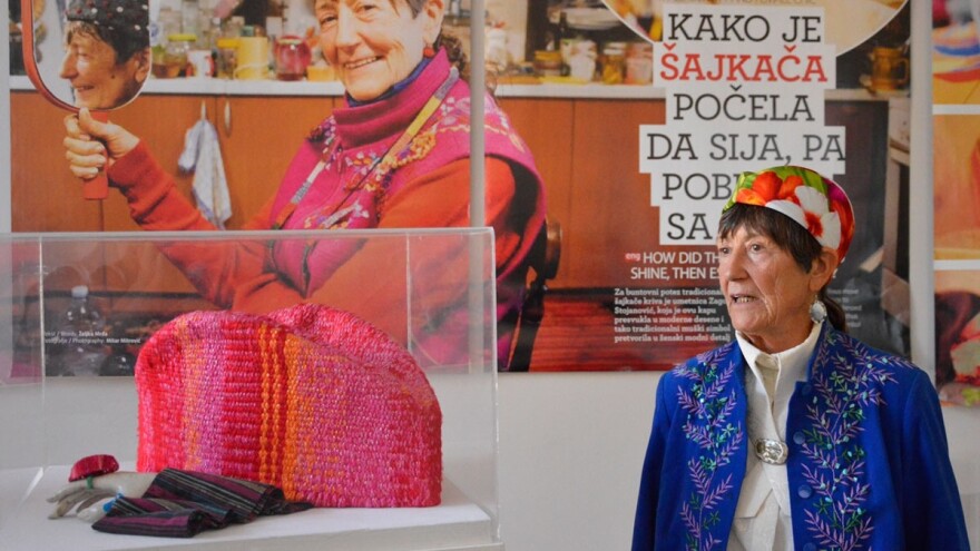 Umetnica šajkaču presvukla u moderne dezene i namenila je i ženama