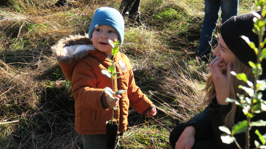 U ovoj šumi sam odrastao, prije 2 godine gasio požar, a danas moj sin u njoj sadi svoj prvi hrast