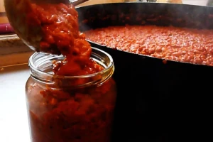Stranci u redu za Leskovački ajvar
