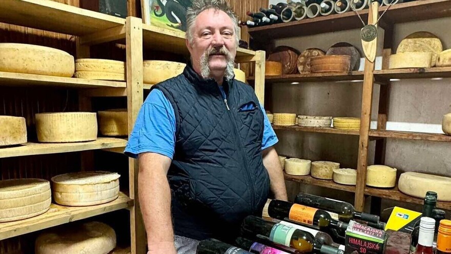 Sir u pepelu, vinu, začinima? Jovica svaki kolut pretvara u umetnost