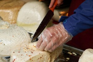 Veća potražnja za osnovnim namirnicama, a manja za vrhunskim sirevima i skupljim mesom