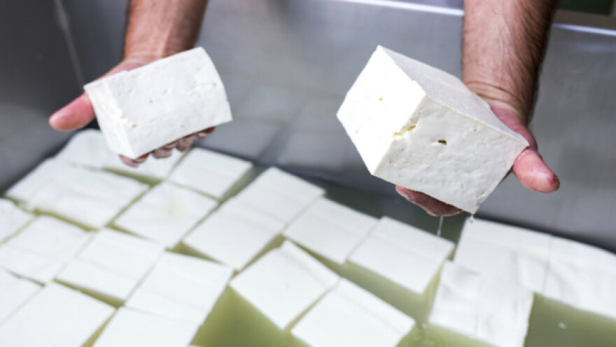 Sir koji ne prodaju podele komšijama