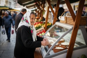 Sir i vrhnje u rashladnim vitrinama na tržnicama