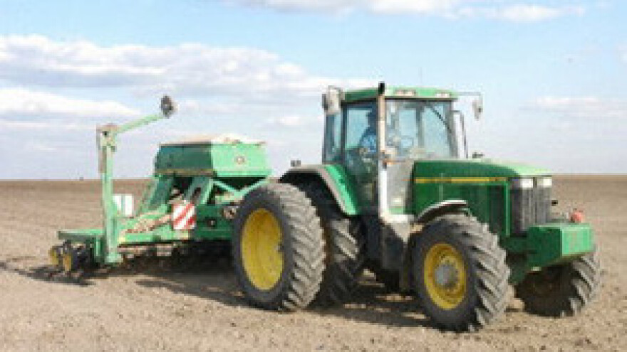 Otežana sjetva pšenice: suho tlo lomi mehanizaciju