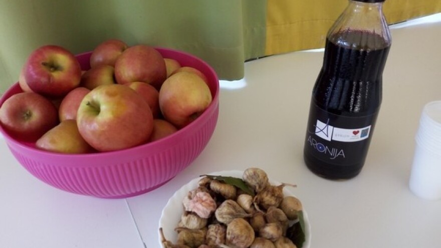 Školama i vrtićima podijelili 200 kg domaćeg meda, 70 kg suhih smokava, 130 kg jabuka...