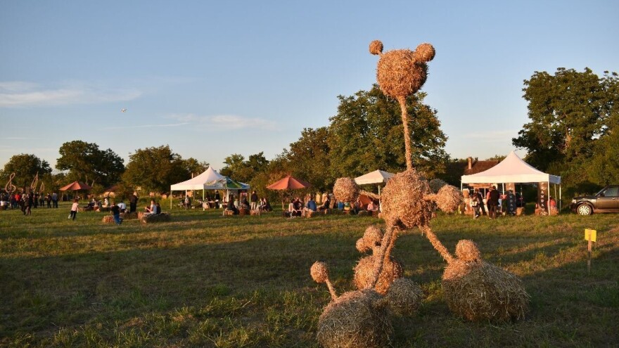 19. Slama land art: Dođite bosi, s otvorenim srcima