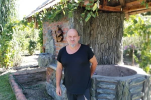 Autohtone biljke u dvorištu Vulića, a u planu i etno selo neobičnog slogana