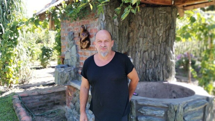 Autohtone biljke u dvorištu Vulića, a u planu i etno selo neobičnog slogana