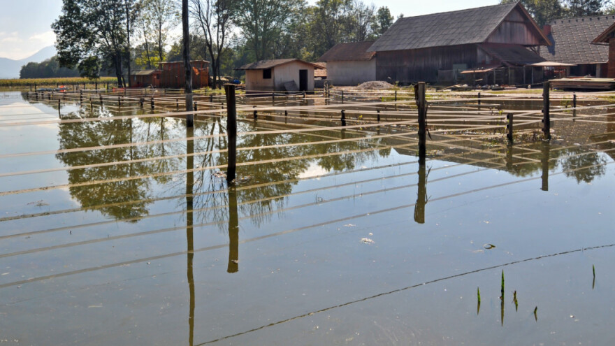 Izlile se pritoke, voda odnela most i slivala se sa ulica u kuće