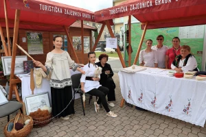 Tradicionalne coklje od vune pramenke - mamac za turiste u Gackoj dolini?