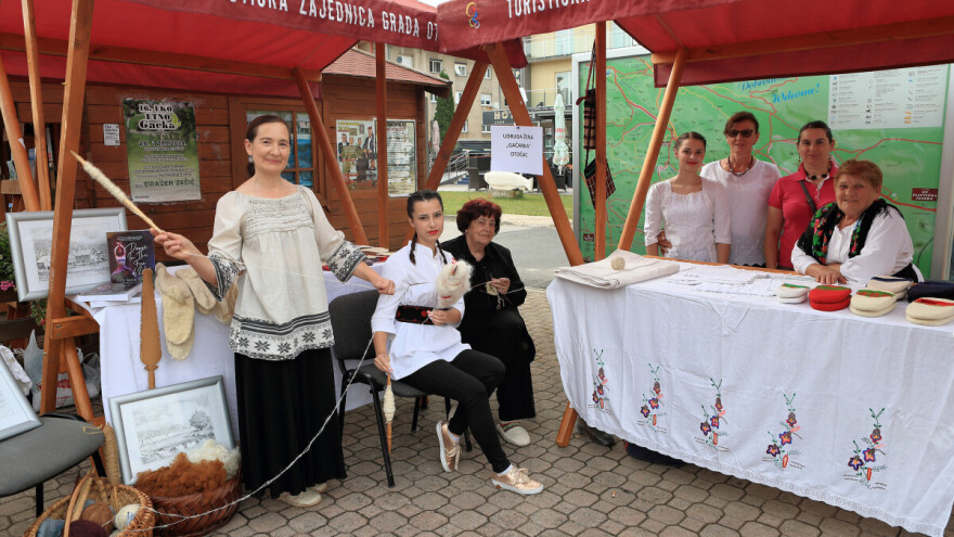 Tradicionalne coklje od vune pramenke - mamac za turiste u Gackoj dolini?