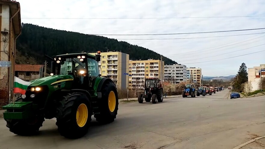 Protest bugarskih i rumunskih poljoprivrednika: Cisternu mlijeka prosuli u septičku jamu