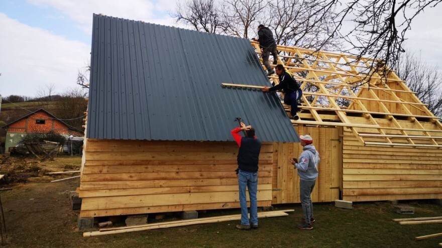 Stanko spavao u autu, a kućicu prepustio ovci i janjcima. Ali ne više, stižu "Solidarne štale"